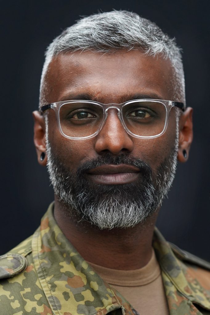 Business-Fotografie von Bundeswehr Soldat am Reichstag in Berlin beim ersten deutschen Veteranentag im Rahmen eines Business-Shootings