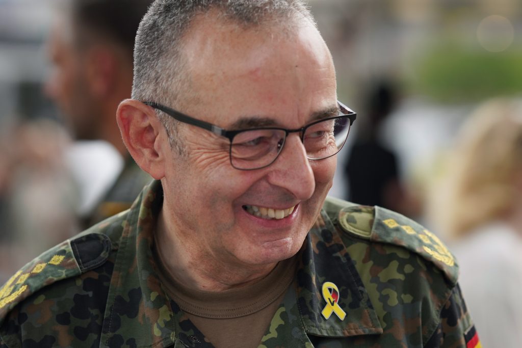 Business-Fotografie von Bundeswehr Soldat und General und Generalinspekteur Carsten Breuer am Reichstag in Berlin beim ersten deutschen Veteranentag im Rahmen eines Event-Shootings