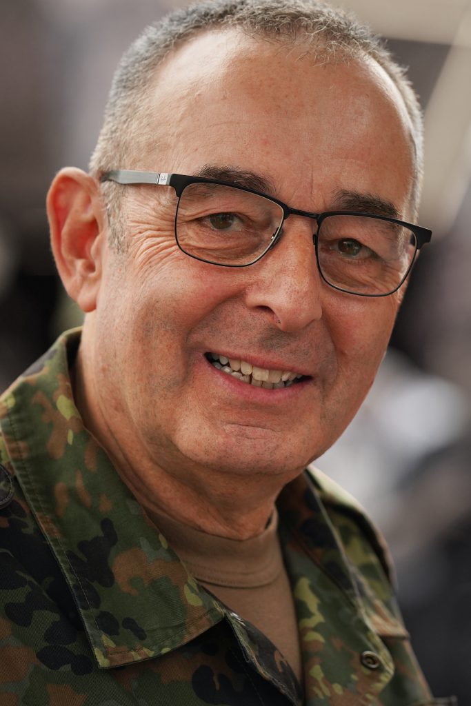 Business-Fotografie von Bundeswehr Soldat und General und Generalinspekteur Carsten Breuer am Reichstag in Berlin beim ersten deutschen Veteranentag im Rahmen eines Event-Shootings