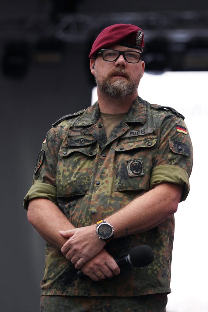 Business-Fotografie von Bundeswehr Soldat am Reichstag in Berlin beim ersten deutschen Veteranentag im Rahmen eines Business-Shootings