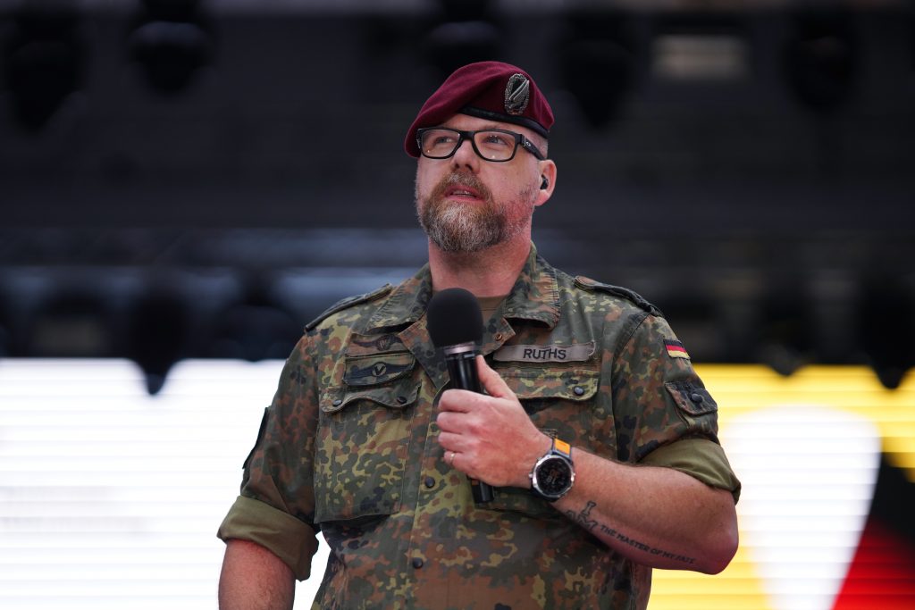Business-Fotografie von Bundeswehr Soldat am Reichstag in Berlin beim ersten deutschen Veteranentag im Rahmen eines Business-Shootings
