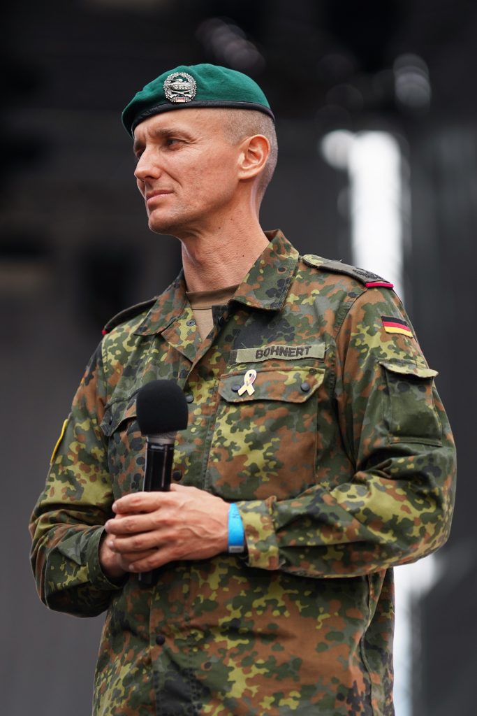 Business-Fotografie von Bundeswehr Soldat, Veteran und Autor Marcel Bohnert vom Deutschen Bundeswehrverband am Reichstag in Berlin beim ersten deutschen Veteranentag im Rahmen eines Business-Shootings