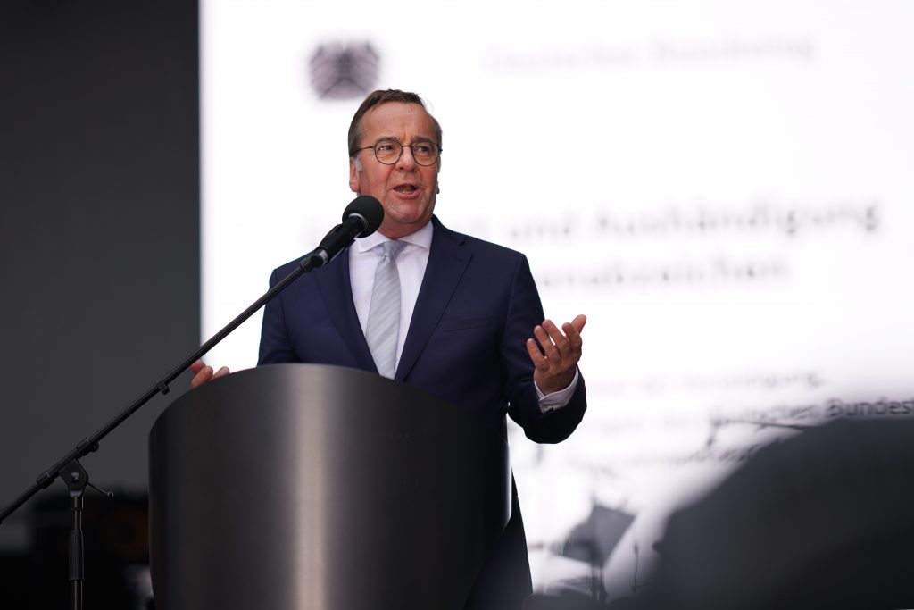 Business-Fotografie von SPD-Politiker und Au&szlig;enminister f&uuml;r Verteidigung Boris Pistorius am Reichstag in Berlin beim ersten deutschen Veteranentag im Rahmen eines Event-Shootings