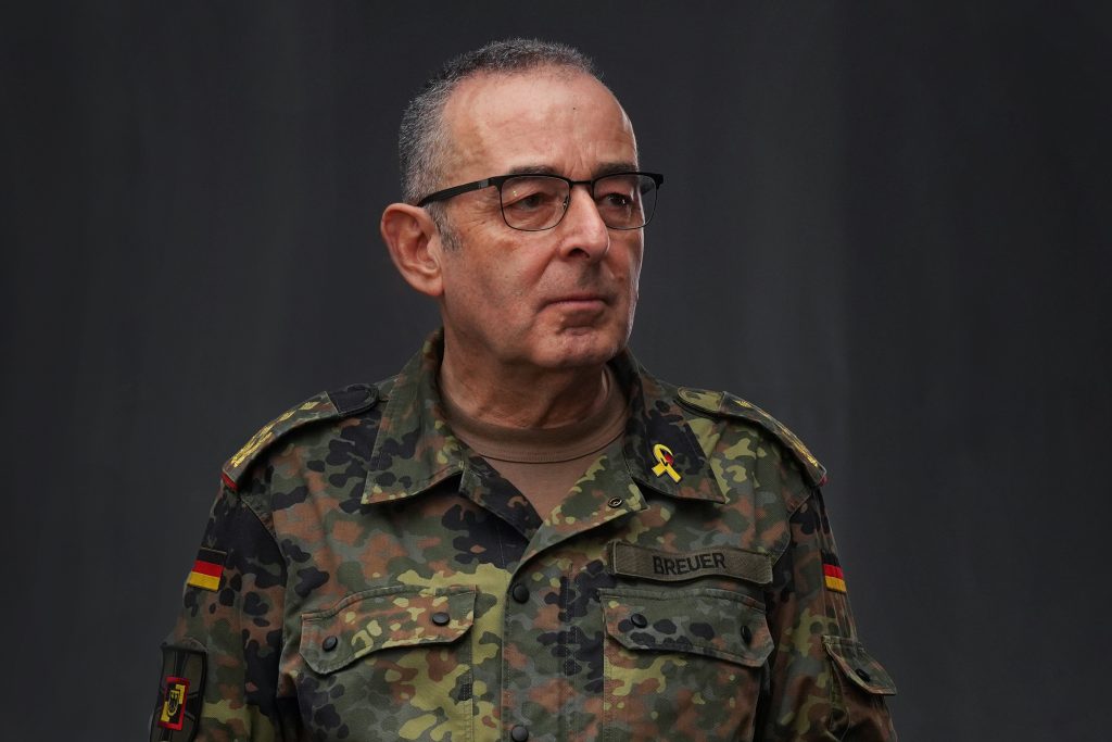 Business-Fotografie von Bundeswehr Soldat und General und Generalinspekteur Carsten Breuer am Reichstag in Berlin beim ersten deutschen Veteranentag im Rahmen eines Event-Shootings