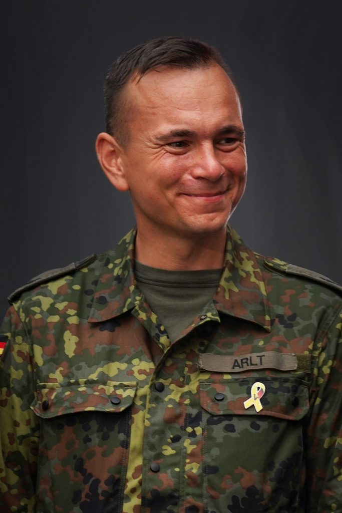 Business-Fotografie von Bundeswehr Soldat, Veteran und Politiker des SPD Johannes Arlt am Reichstag in Berlin beim ersten deutschen Veteranentag im Rahmen eines Business-Shootings