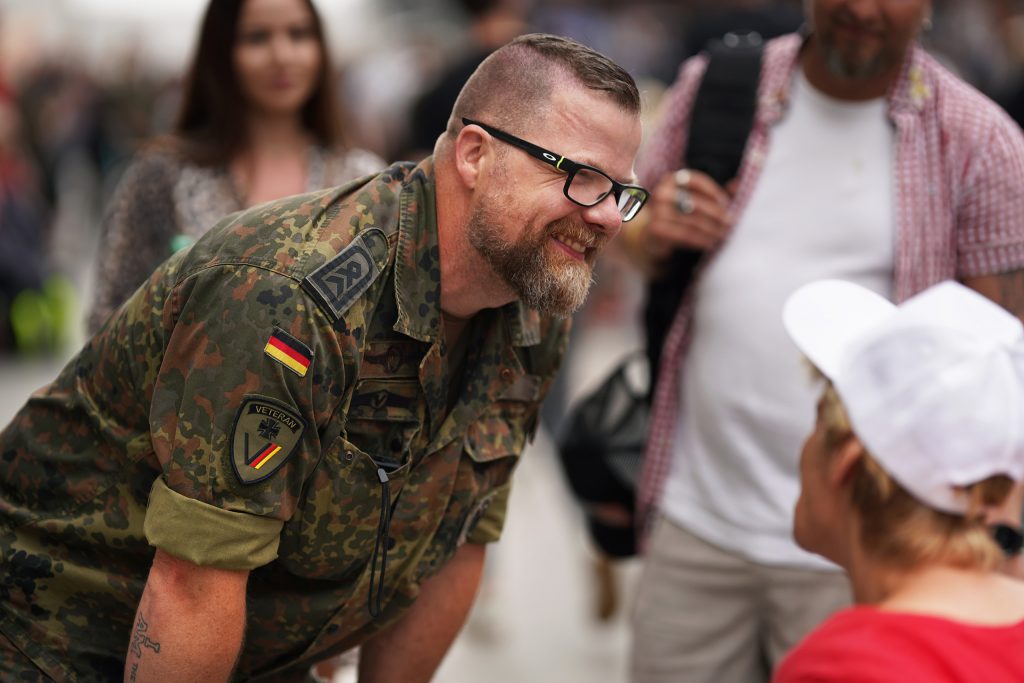 Business-Fotografie von Bundeswehr Soldat am Reichstag in Berlin beim ersten deutschen Veteranentag im Rahmen eines Business-Shootings