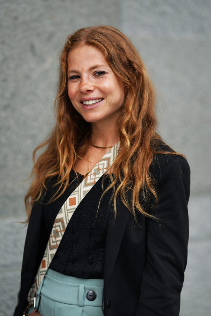 Business-Fotografie von Influencerin der Bundeswehr und Nato von Instagram und TikTok Sportkameradin Lena P&uuml;tz, am Reichstag in Berlin beim ersten deutschen Veteranentag im Rahmen eines Business-Shootings