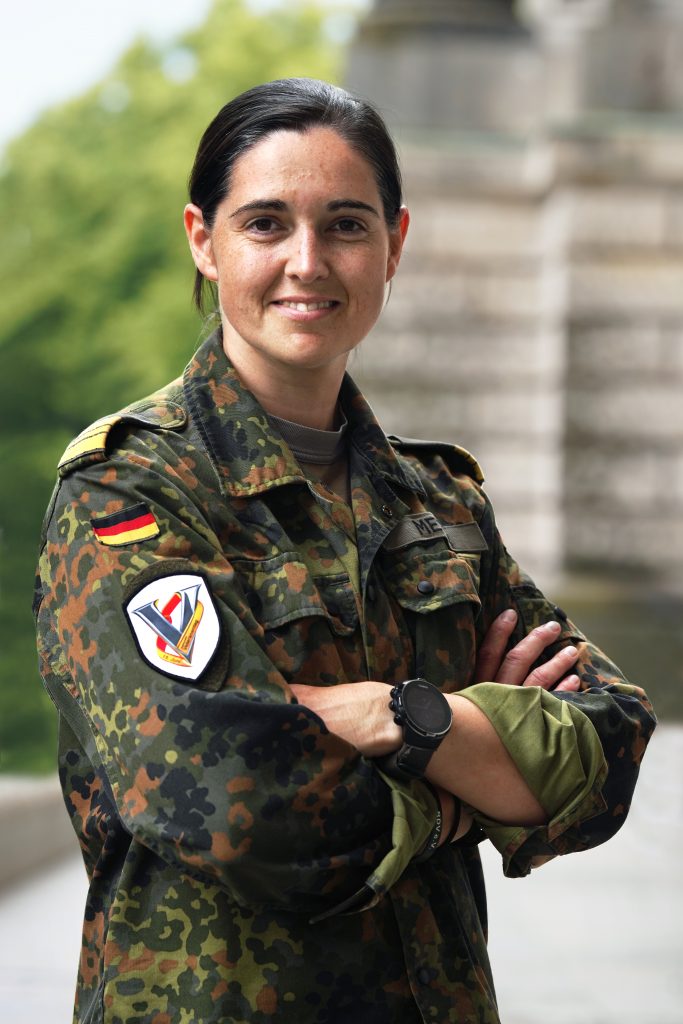 Business-Fotografie von Bundeswehr Soldatin am Reichstag in Berlin beim ersten deutschen Veteranentag im Rahmen eines Business-Shootings