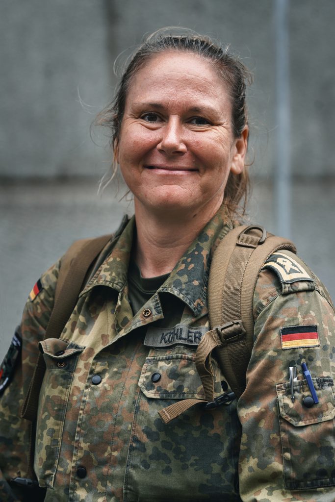 Business-Fotografie von Bundeswehr Soldatin am Reichstag in Berlin beim ersten deutschen Veteranentag im Rahmen eines Business-Shootings