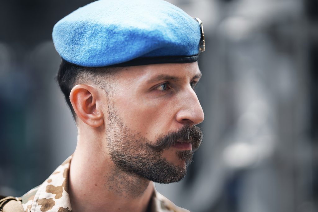 Business-Fotografie von Bundeswehr Soldat am Frankfurter Hauptbahnhof auf dem R&uuml;ckweg nach Hause eines Auslandseinsatzes