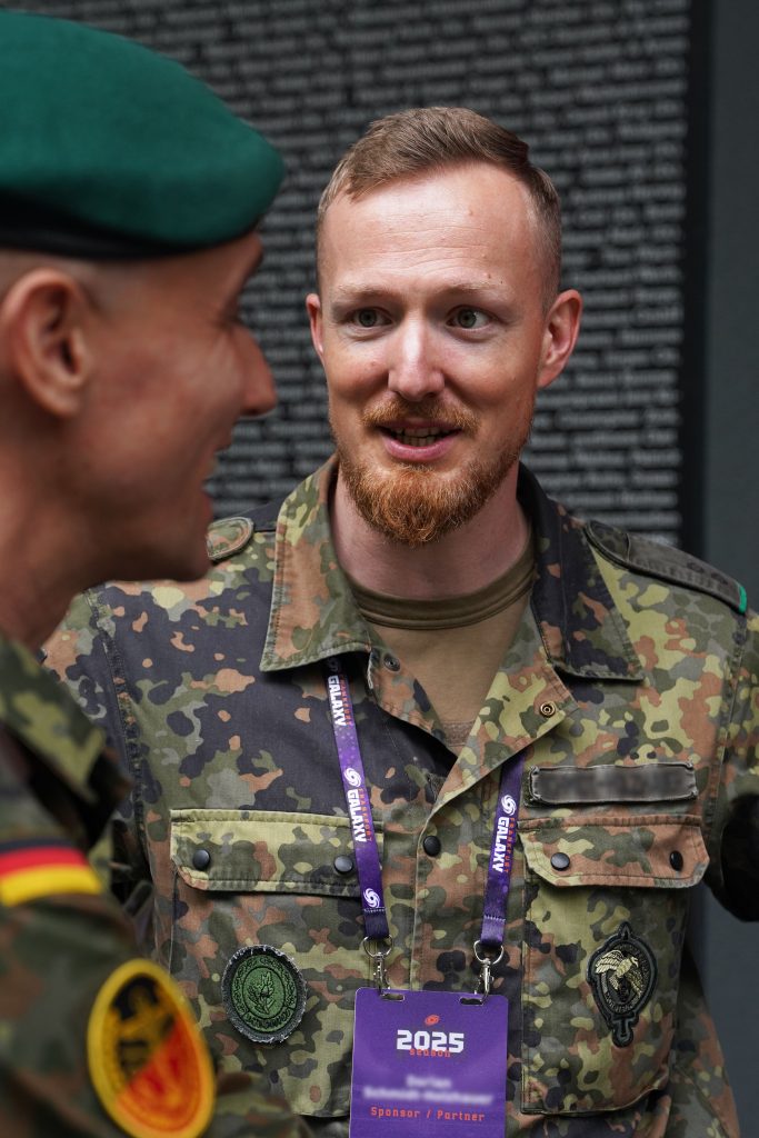 Event-Fotografie von Bundeswehr-Soldat vom KarriereCenter beim Stadion am Biederer Berg in Offenbach in der N&auml;he von Frankfurt am Main im Gespr&auml;ch mit Soldat Marcel Bohnert
