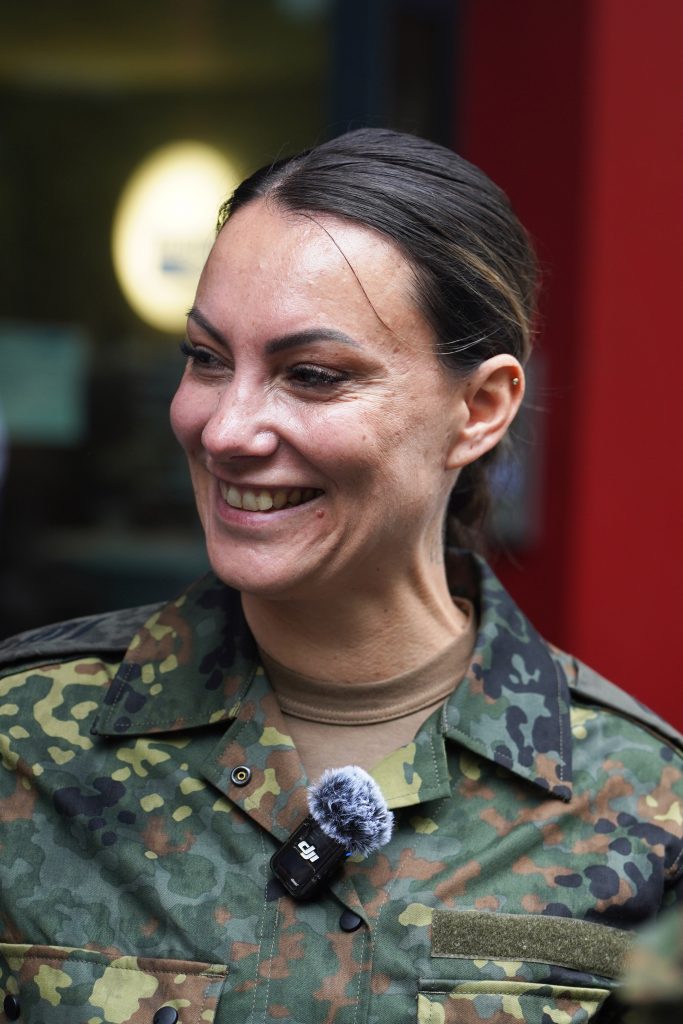 Event-Fotografie von Bundeswehr-Soldatin Stephy Schutta beim Stadion am Biederer Berg in Offenbach in der N&auml;he von Frankfurt am Main im Gespr&auml;ch mit Soldat Marcel Bohnert