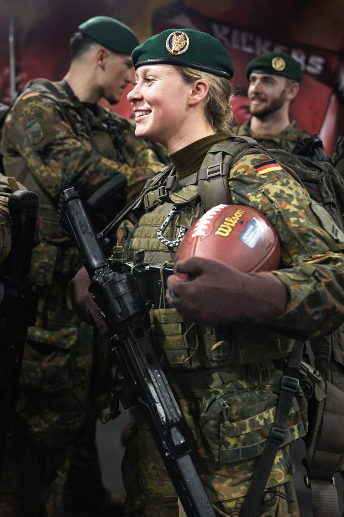 Event-Fotografie von Bundeswehr-Soldatin beim Stadion am Biederer Berg in Offenbach in der N&auml;he von Frankfurt am Main in der Hand h&auml;lt sie einen Football f&uuml;r das Spiel Salute the Troops