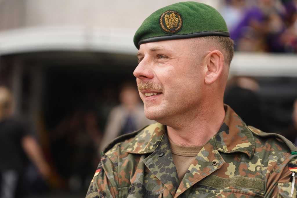 Event-Fotografie von Bundeswehr-Soldat beim Stadion am Biederer Berg in Offenbach in der N&auml;he von Frankfurt am Main