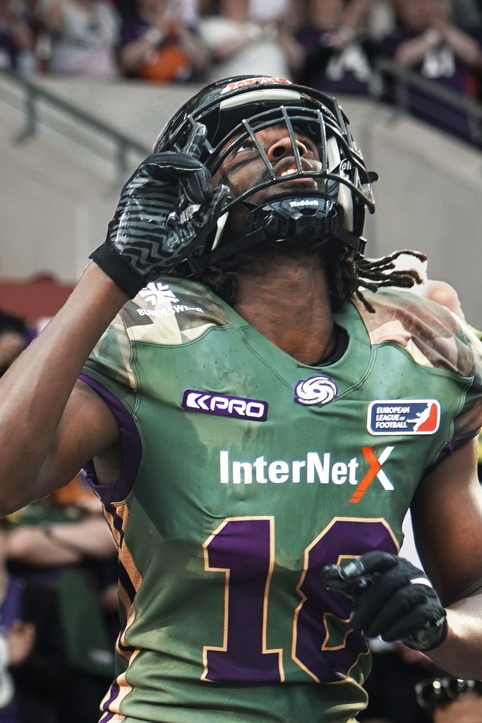 Event-Fotografie und Sportfotografie von Frankfurt Galaxy Sportler in Frankfurt am Main mit Cheerleadern und Mannschaftskollegen im Stadion am Biederer Berg in Offenbach in der N&auml;he von Frankfurt am Main