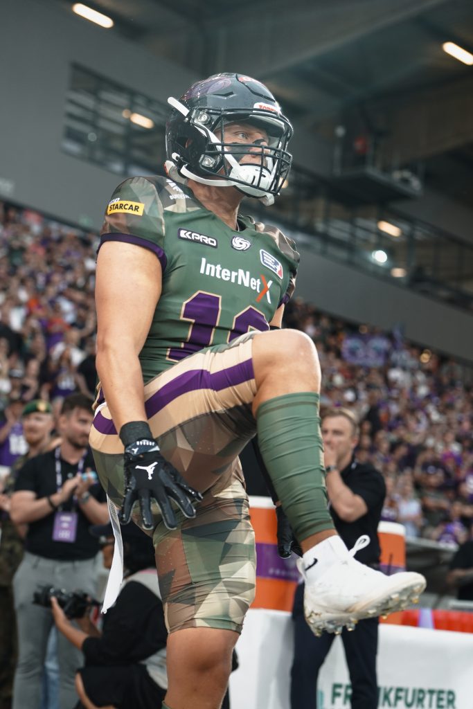 Event-Fotografie und Sportfotografie von Frankfurt Galaxy Sportler in Frankfurt am Main mit Cheerleadern und Mannschaftskollegen im Stadion am Biederer Berg in Offenbach in der N&auml;he von Frankfurt am Main