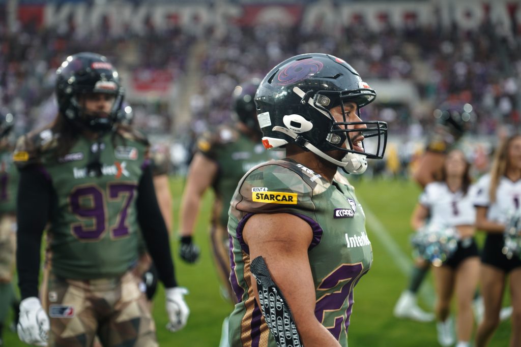 Profisportler-Football-Frankfuter Galaxy-Frankfurt-Spiel-Sport-Fotografie-Bieberer Berg-Offenbach Event-Fotografie und Sportfotografie von Frankfurt Galaxy Sportler in Frankfurt am Main mit Cheerleadern und Mannschaftskollegen im Stadion am Biederer Berg in Offenbach in der Nähe von Frankfurt am Main