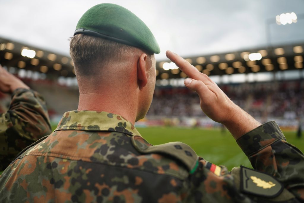 Event-Fotografie von Bundeswehr-Soldat beim Stadion am Biederer Berg in Offenbach in der N&auml;he von Frankfurt am Main beim Salutieren vor der deutschen Nationalhymne