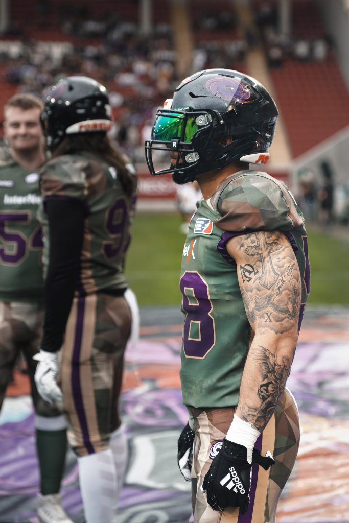 Event-Fotografie und Sportfotografie von Frankfurt Galaxy Sportler in Frankfurt am Main mit Cheerleadern und Mannschaftskollegen im Stadion am Biederer Berg in Offenbach in der N&auml;he von Frankfurt am Main