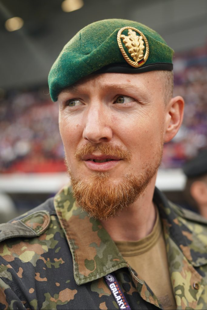 Event-Fotografie von Bundeswehr-Soldat vom KarriereCenter beim Stadion am Biederer Berg in Offenbach in der N&auml;he von Frankfurt am Main im Gespr&auml;ch mit Soldat Marcel Bohnert