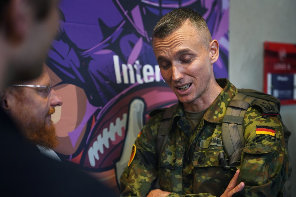 Event-Fotografie von Bundeswehr-Soldat und Veteran Marcel Bohnert vom Deutschen Bundeswehrverband beim Stadion am Biederer Berg in Offenbach in der N&auml;he von Frankfurt am Main