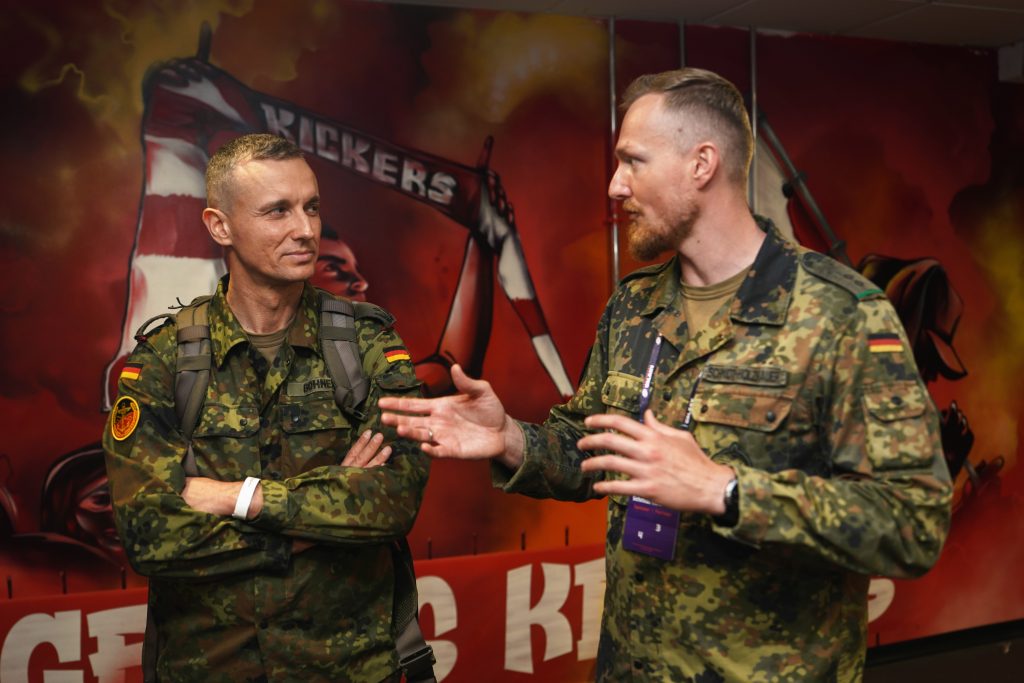 Event-Fotografie von Bundeswehr-Soldat vom KarriereCenter beim Stadion am Biederer Berg in Offenbach in der N&auml;he von Frankfurt am Main im Gespr&auml;ch mit Soldat Marcel Bohnert vom Deutschen Bundeswehrverband