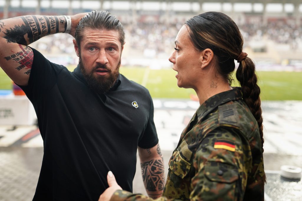 Event-Fotografie von Bundeswehr-Soldatin Stephy Schutta im Stadion am Biederer Berg in Offenbach in der N&auml;he von Frankfurt am Main im Gespr&auml;ch mit Podcast-Mitglied von NXTGEN-Athlete Sven Bertram