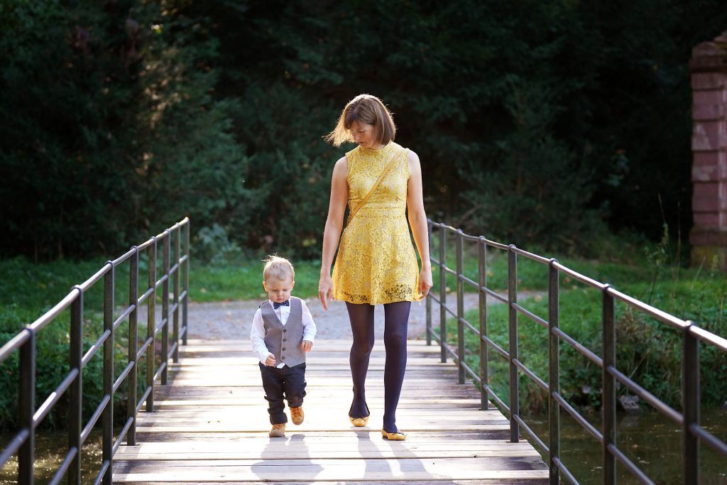 Familienfotografie-Mutter-Kind-glücklich-Natur-Brücke-Sonne Familienfotografie von Mutter und Kind in in sonniger Natur auf einer Brücke