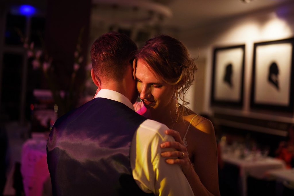 Hochtzeitsfotografie-Braut-Bräutigam-glücklich-Kleid-Hochzeitstanz-Schön-Brautkleid-Aschaffenburg-Frankfurt-Standesamt-Kuss Hochzeitsfotografie vom Hochzeitstanz eines Brautpaars in schickem Brautkleid und Anzug im Rahmen einer Hochzeit. Sie tanzen in Aschaffenburg in der Nähe von Frankfurt am Main stehen