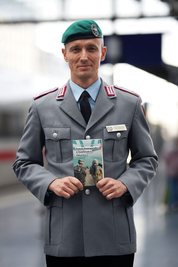 Business-Fotografie von Bundeswehr Soldat und Veteran Marcel Bohnert vom Deutschen Bundeswehrverband am Frankfurter Hauptbahnhof vor dem Start einer Reise